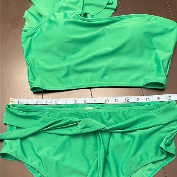 Elegant Green One-Shoulder Bikini - Picture 8 of 9